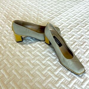 Stuart Weitzman, Sz 7, gold chunky heel taupe fabric, square toe, office siren